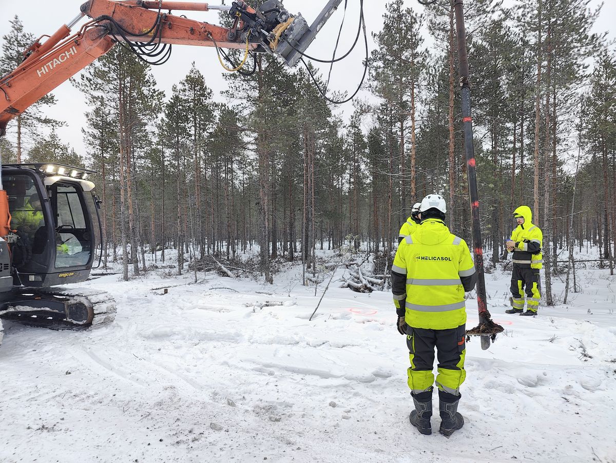 Ekipa Helicasol wkręca pale śrubowe na placu farmy fotowoltaicznej