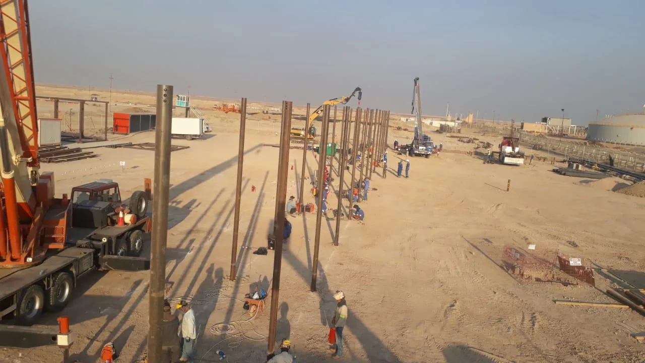 Rzędy zamontowanych pali śrubowych pod podpory rurociągu, Basra, Irak