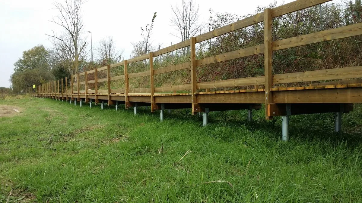 Gotowa drewniana kładka nad wodą na palach śrubowych
