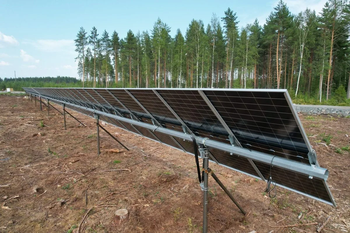 Montaż pali śrubowych pod farmę fotowoltaiczną Helicasol