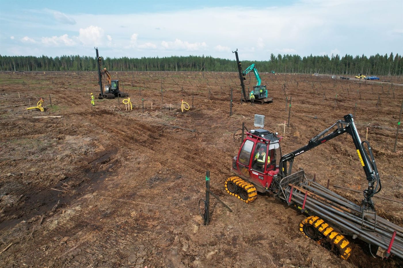 Farma fotowoltaiczna Hallanvahti, montaż pali śrubowych